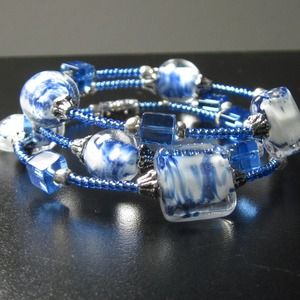 Blue & white glass/blue cube memory wire wrap bracelet